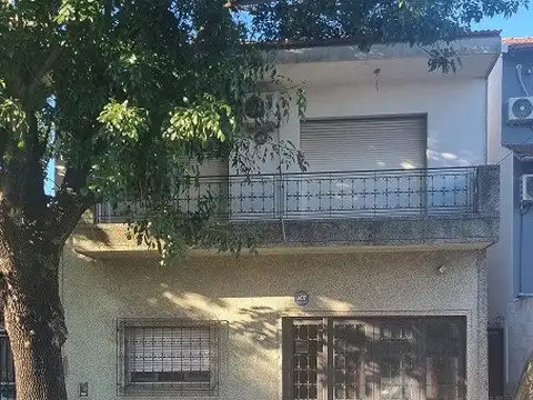 Casa Multifamiliar, P.B. garage, 3amb. y jardín; P.A 2 Dptos de 2 ambientes