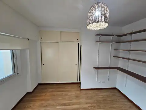 DEPTO 2 AMB LUMINOSO AL FRENTE CON BALCON Y CENTRICO