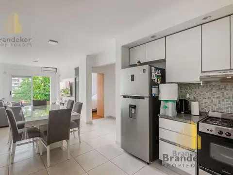 Excelente departamento de 3 ambientes con Balcon y  cochera, Apto Credito. Piso 9°.