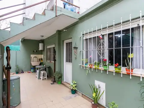 OPORTUNIDAD Amplio PH 2 ambientes con patio