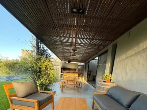 Casa en Alquiler en Pilar Centro, USD 3.000