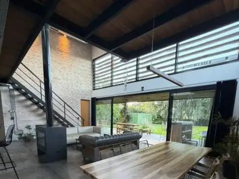 Casa 4 ambientes con 2 baños
