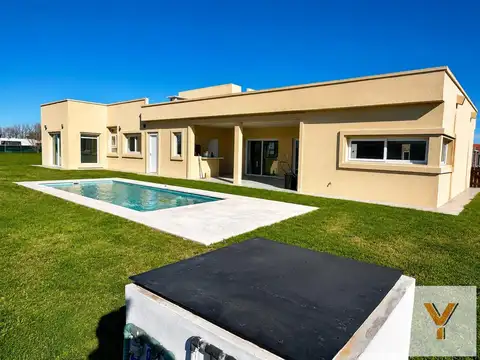 Casa en Venta - 4 Dormitorios 4 Baños - 828mts - Esteban Echeverria - Barrio La Magdalena Canning
