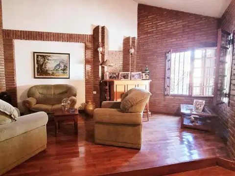 Casa 8 ambientes con 4 baños