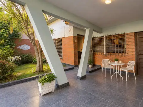 CASA EN VENTA EN SARANDÍ | LOTE PROPIO, COCHERA, PATIO, TERRAZAS Y PARRILLA