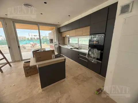 Casa en Venta con 6 cocheras