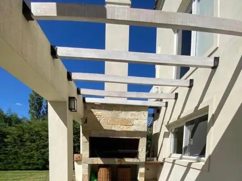 Casa en Alquiler Temporal con 3 cocheras