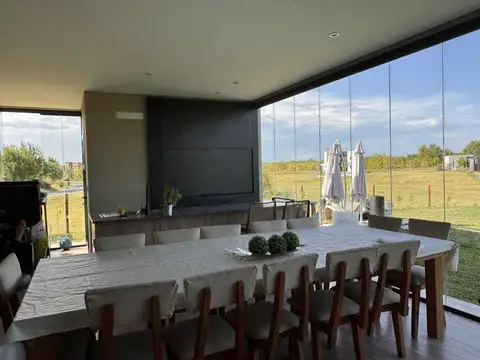 Casa 5 ambientes con 4 baños