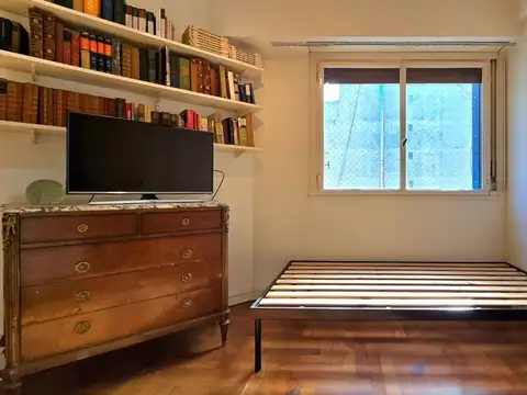 Amplio 3 Ambientes con dependencia y balcón.