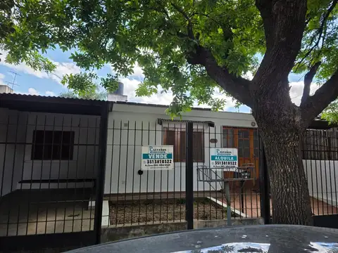 Casa en Alquiler con 2 cocheras
