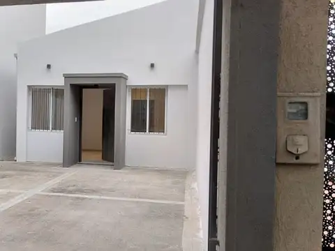 Remax alquila casa dúplex villa parque chacabuco