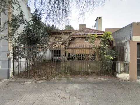 Casa En Venta A Reciclar, 4 Dormitorios, Cochera, Jardin, La Plata