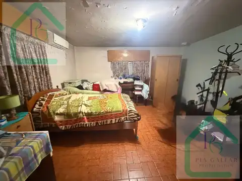 Casa en Venta a refaccionar sobre lote propio con local en Tablada
