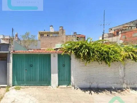 Casa en Venta a refaccionar sobre lote propio con local en Tablada