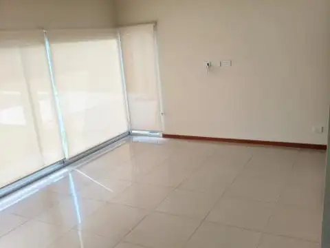Casa en Alquiler con 2 cocheras