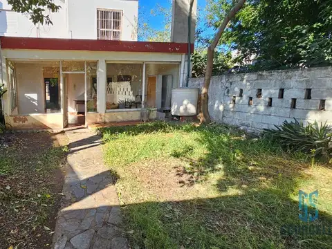 Casa en excelente lote de 315 m2/ con amplio Jardín, galería, Parrilla y Garage 