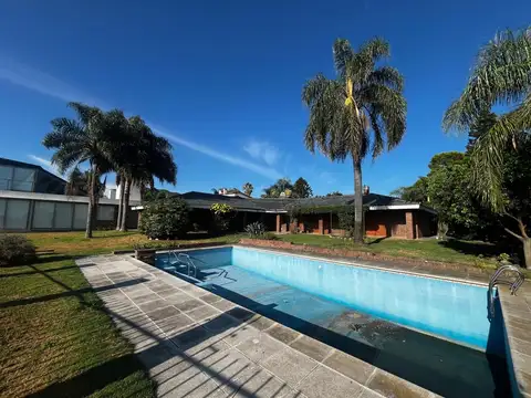Casa 10 ambientes con 4 baños