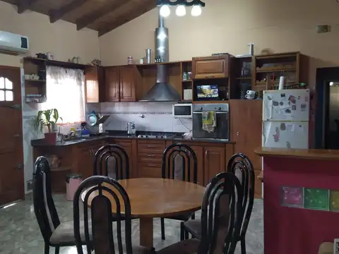 Casa nueva con amplio lote y quincho, detalles de categoría!