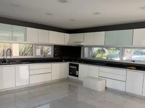Casa en Alquiler con 4 cocheras