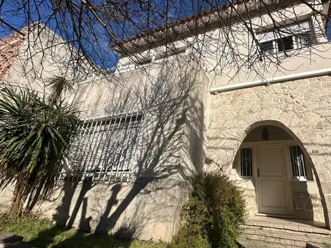 VENTA CASA 4 AMBIENTES BERNAL CENTRO