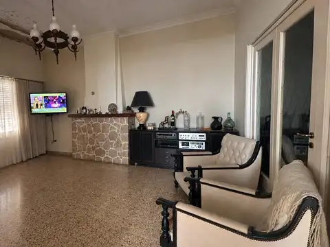 VENTA CASA 4 AMBIENTES BERNAL CENTRO