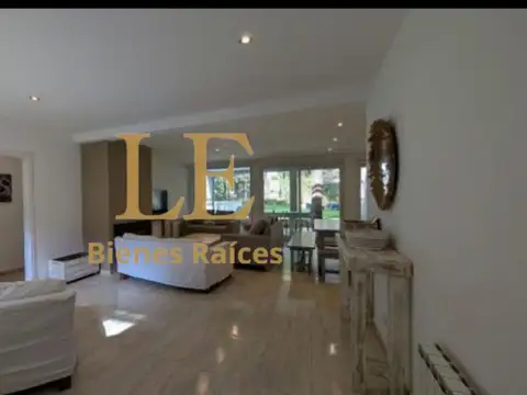 Casa en Venta con 3 cocheras