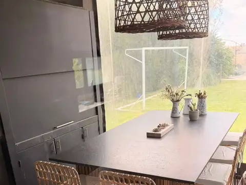 Casa 4 amb. con pileta y bajada a la laguna