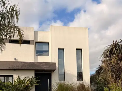 Casa 4 amb. con pileta y bajada a la laguna