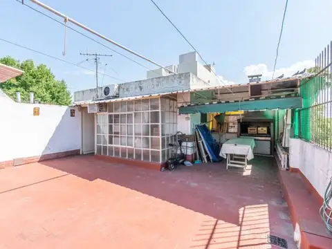 Dpto piso de 4 amb. Terraza propia. Potencial para reciclar. 180 m2 totales.