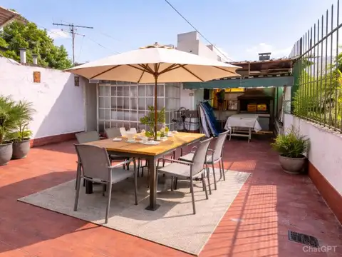 Dpto piso de 4 amb. Terraza propia. Potencial para reciclar. 180 m2 totales.