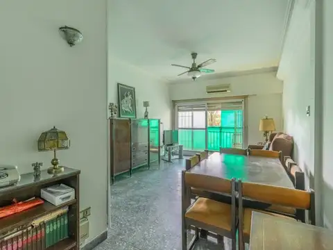 Dpto piso de 4 amb. Terraza propia. Potencial para reciclar. 180 m2 totales.