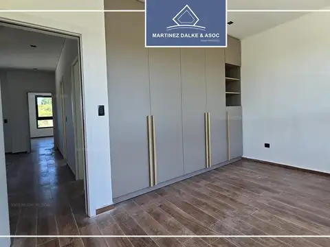 Casa en Venta con 4 cocheras