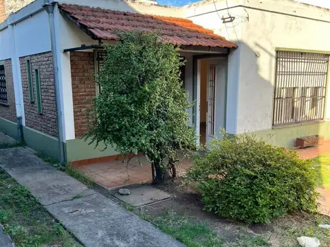 CASA EN VENTA  3 AMBIENTES CON 3 COCHERAS Y PATIO