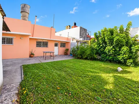 VENTA ! CASA DE 2 DORMITORIOS Y PATIO EN AZCUENAGA