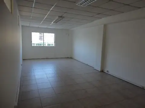 OFICINAS 140 en PLANTA ALTA a Metros de Av. maipu y Laprida
