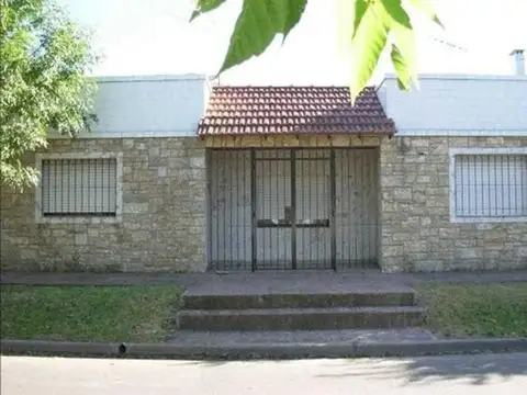 CASA   DE CUATRO AMBIENTES -CASTELAR