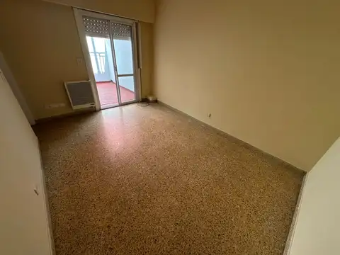 Alquiler de amplio dos ambientes con patio en Wilde Centro