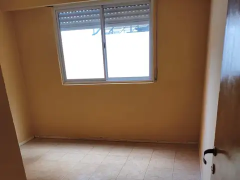 Alquiler de amplio dos ambientes con patio en Wilde Centro