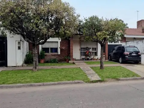 Venta de casa a Refaccionar en  Castelar - lote de 246 mts -  Casa + depto al fondo.