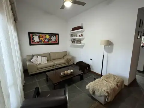 Casa 6 ambientes con 2 baños