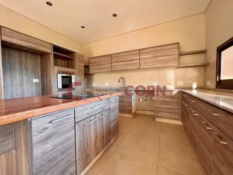 Casa 6 ambientes con 5 baños