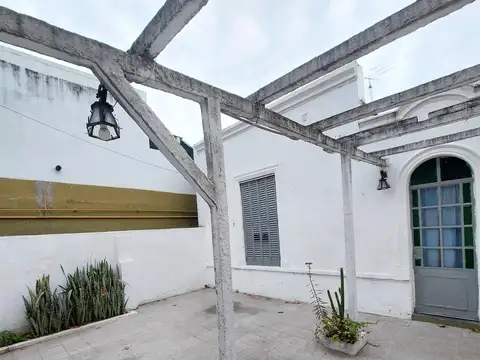 Casa 1 dormitorio con patio y cochera 