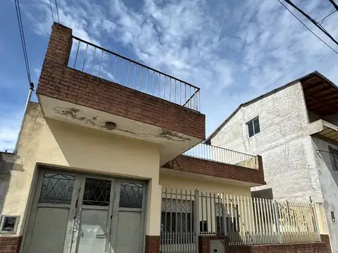 Casa de 3 ambientes con garage y patio en Remedios