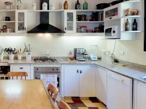 Casa 8 ambientes con 3 baños