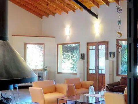 Casa en Alquiler con 2 cocheras