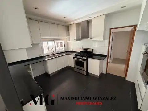 Casa 8 ambientes con 3 baños