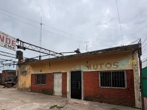 Local comercial en venta sobre avenida en Cruce castelar