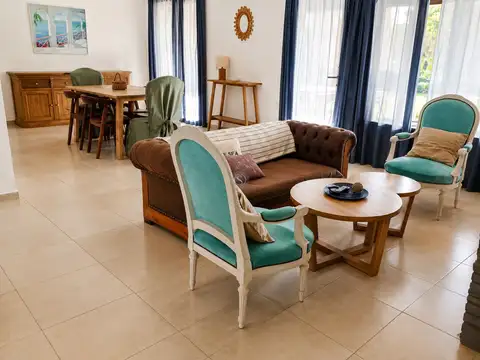 Casa 4 ambientes con 2 baños