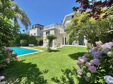 Impecable casa antigua en venta, con todas las comodidades, jardín y piscina en Martínez.