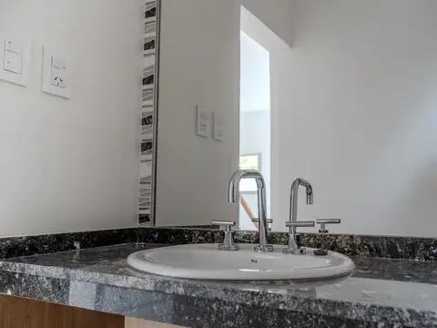 Casa 6 ambientes con 3 baños